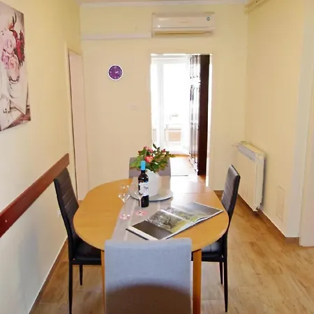 Apartment Geraeumige In Mit Gemeinsamem Garten